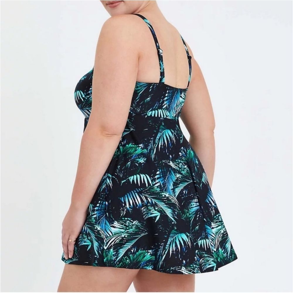 Torrid "palms forrest" Wireless Mid Strapless Swim Dress With Brief size 2! - Picture 4 of 12